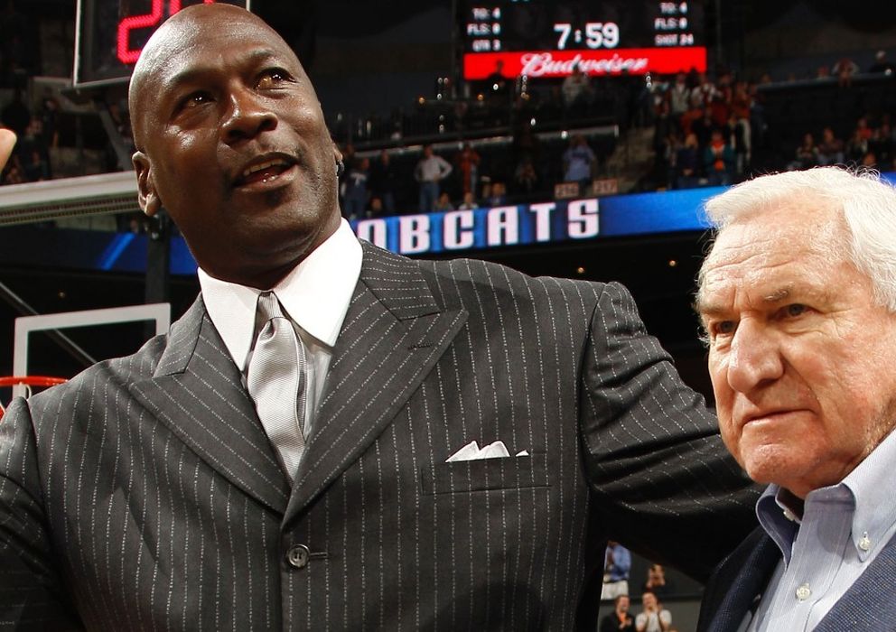 Foto: Michael Jordan junto a Dean Smith hace un par de años, el entrenador que le convirtió en un mito.