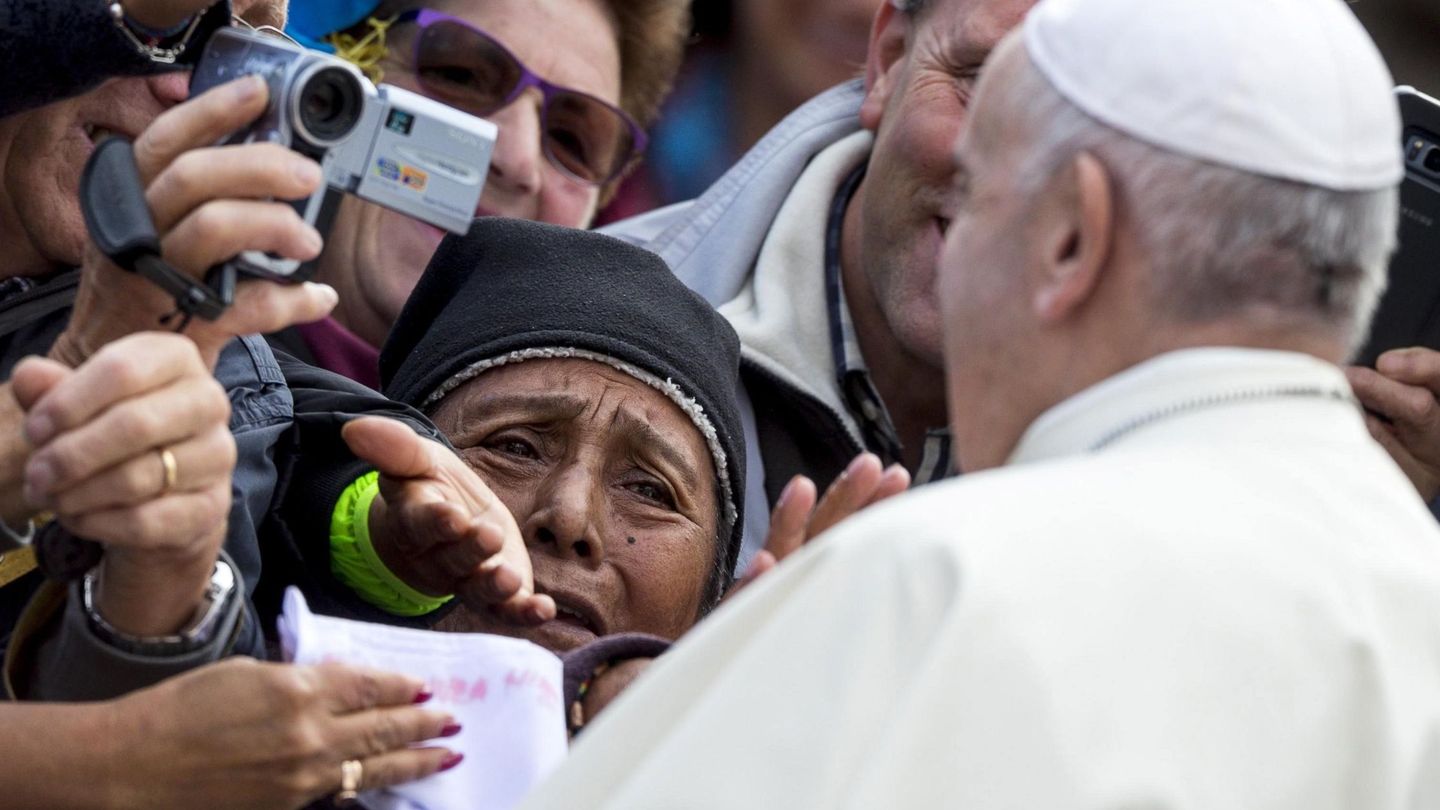 El papa Francisco saluda a los fieles tras una misa dominical en el Vaticano. (EFE)