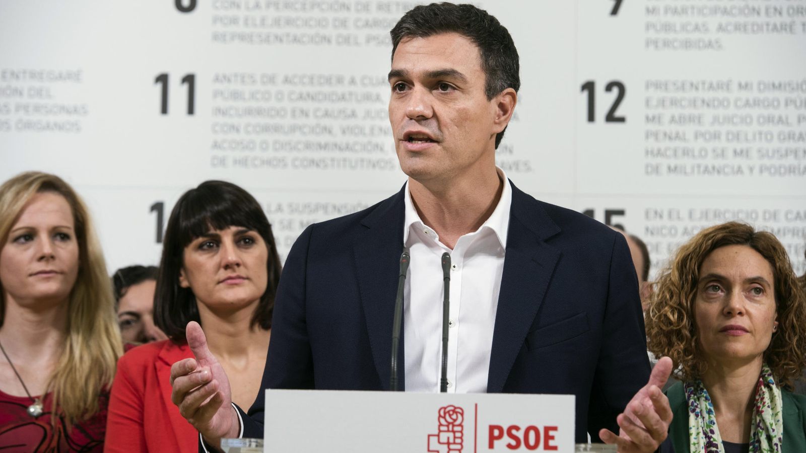 Foto: Pedro Sánchez, rodeado de candidatos socialistas, en la firma del código ético del partido, este 4 de noviembre en el Museo ABC de Madrid. (EFE)