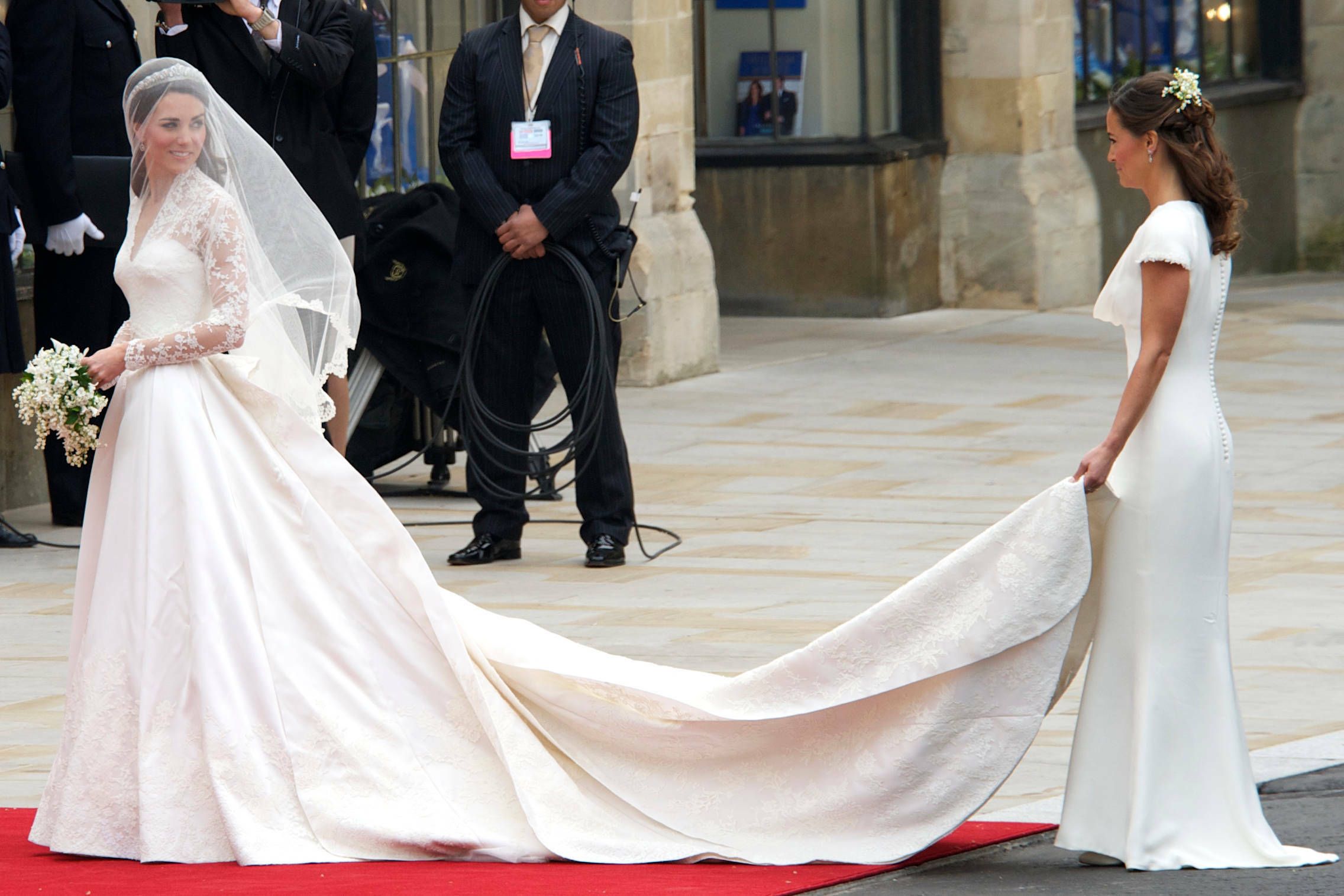 Kate y Pippa Middleton durante la boda de la primera. (Limited Pictures)
