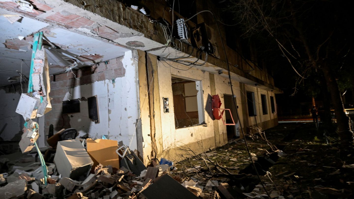 Destrozos en el cuartel tras la explosión del coche bomba. (Reuters)