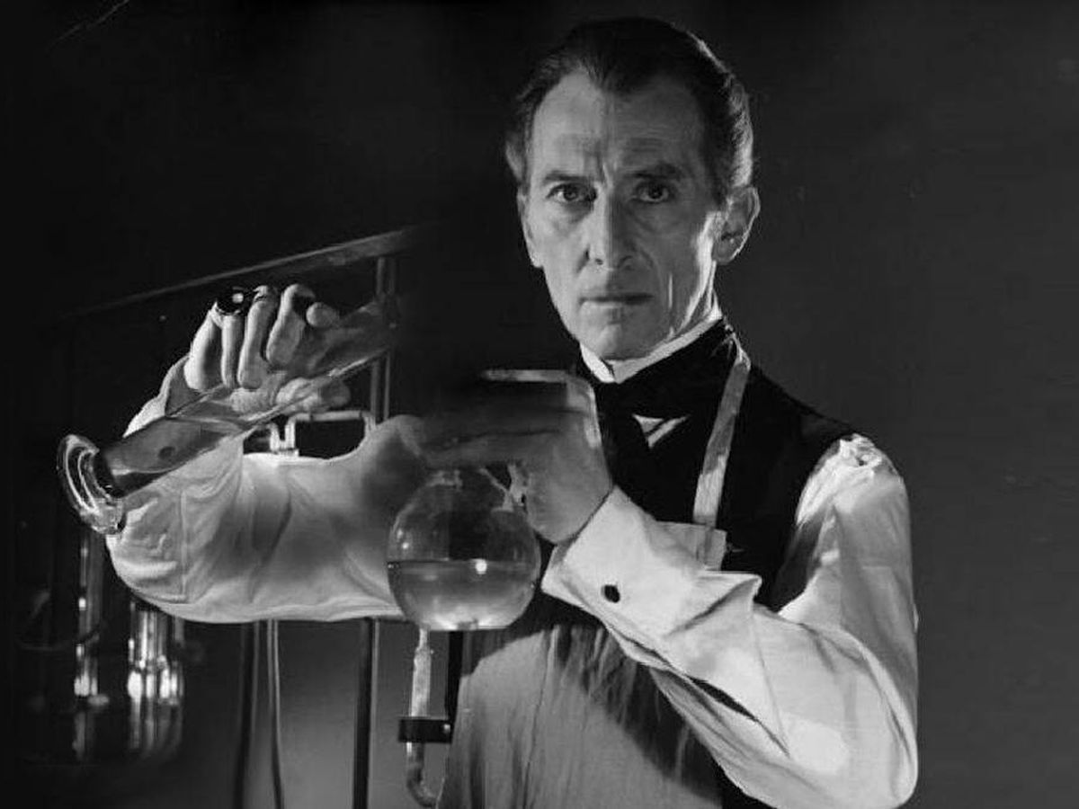 Foto: El actor Peter Cushing interpretando al doctor Frankenstein para las películas de la Hammer. (Wikimedia Commons)