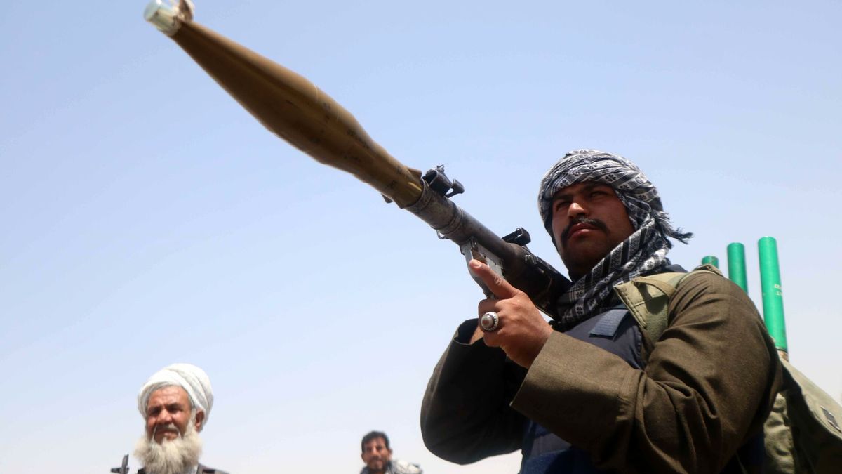 Los talibanes ganan terreno en Afganistán mientras el ex señor de la guerra moviliza tropas