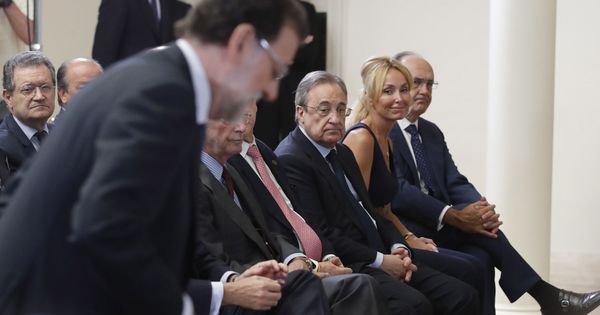 Foto: El presidente de ACS, Florentino Pérez, y el presidente del Gobierno, Mariano Rajoy, en la presentación del Plan Extraordinario de Inversiones en Carreteras. (EFE)