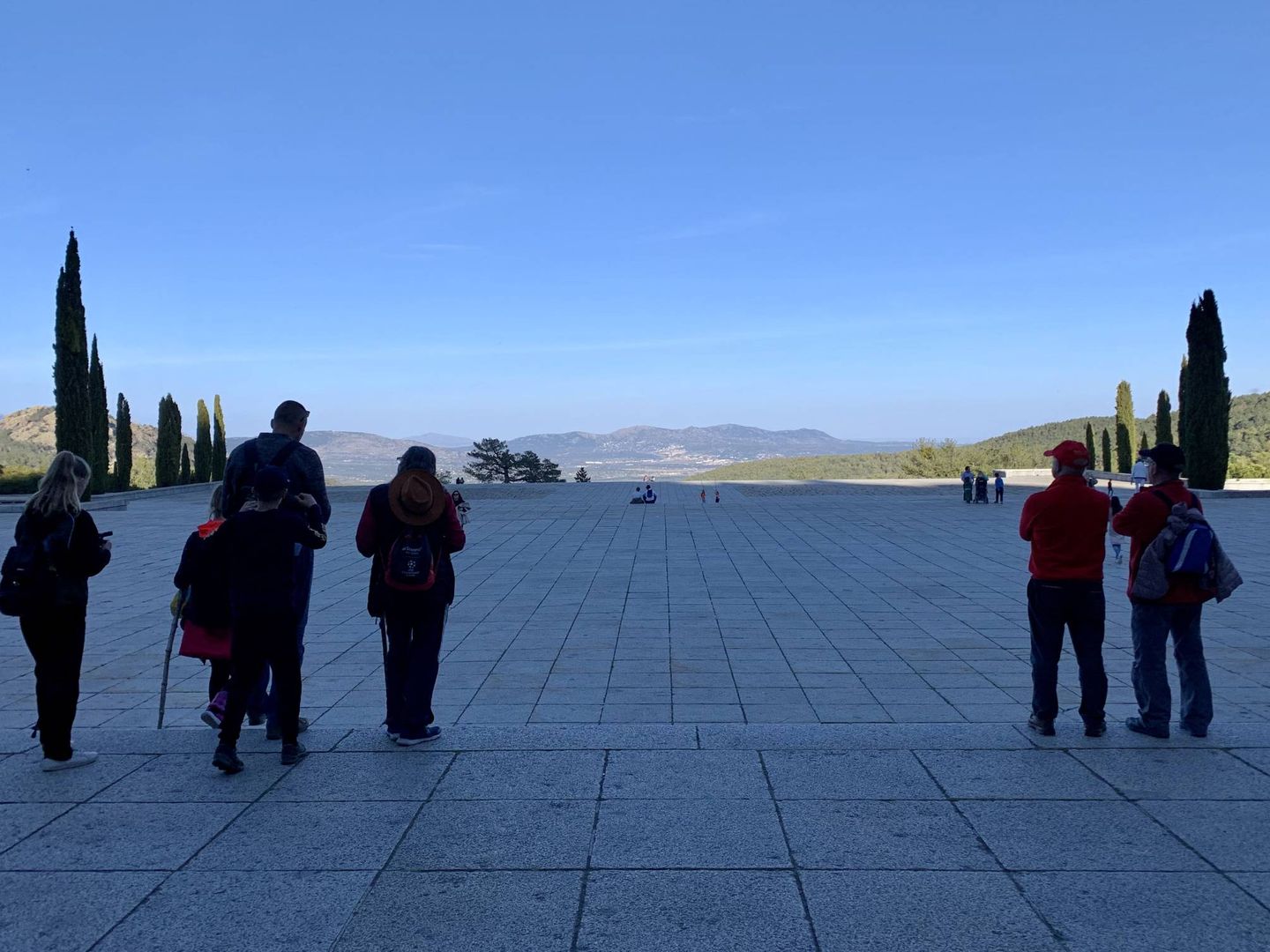 Visitantes en la explanada del Valle de los Caídos, al atardecer del pasado 13 de abril. (J. R. | EC)