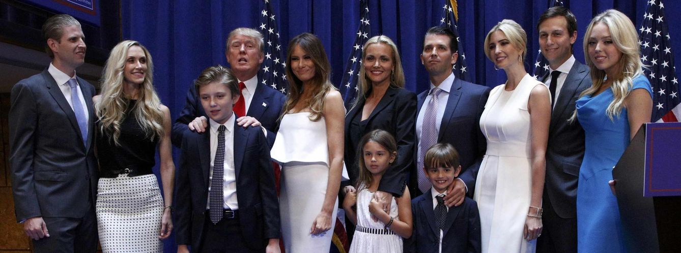 Foto: De izquierda a derecha: Eric Trump y su esposa, el magnate Donald Trump junto a su hijo Barron y su tercera esposa Melania, Donald Trump Jr., su mujer Vanessa y dos de sus hijos; Ivanka Trump y su marido y Tiffany Trump (Reuters)