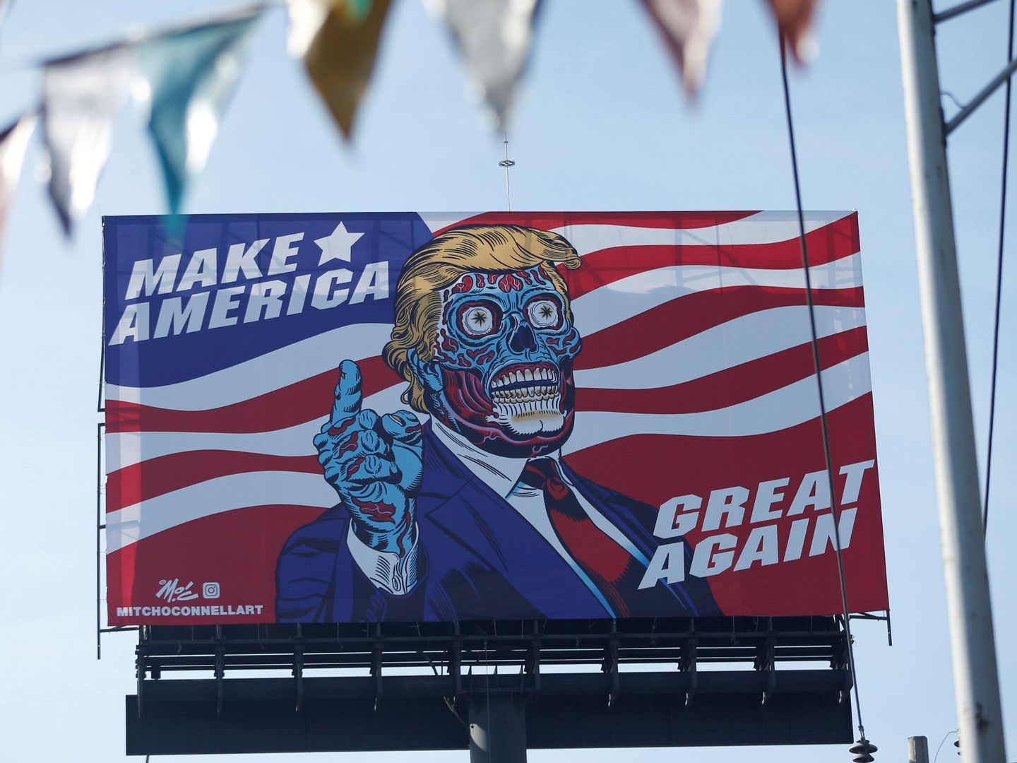 Un cartel publicitario que ridiculiza a Trump se alza sobre el Periférico, ciudad de México. (Reuters)