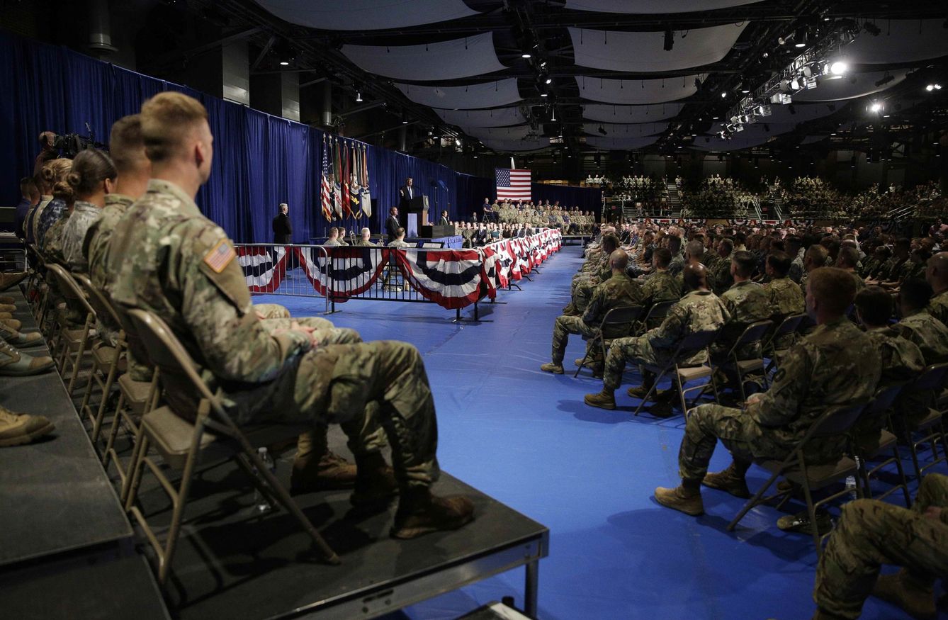 Militares estadounidenses escuchan al presidente Donald Trump, en Fort Myer, Virginia. (Reuters)