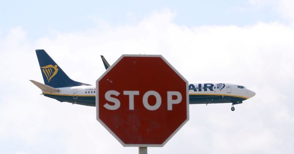 Foto: Un avión de Ryanair aterriza en el aeropuerto de El Prato. (Reuters)