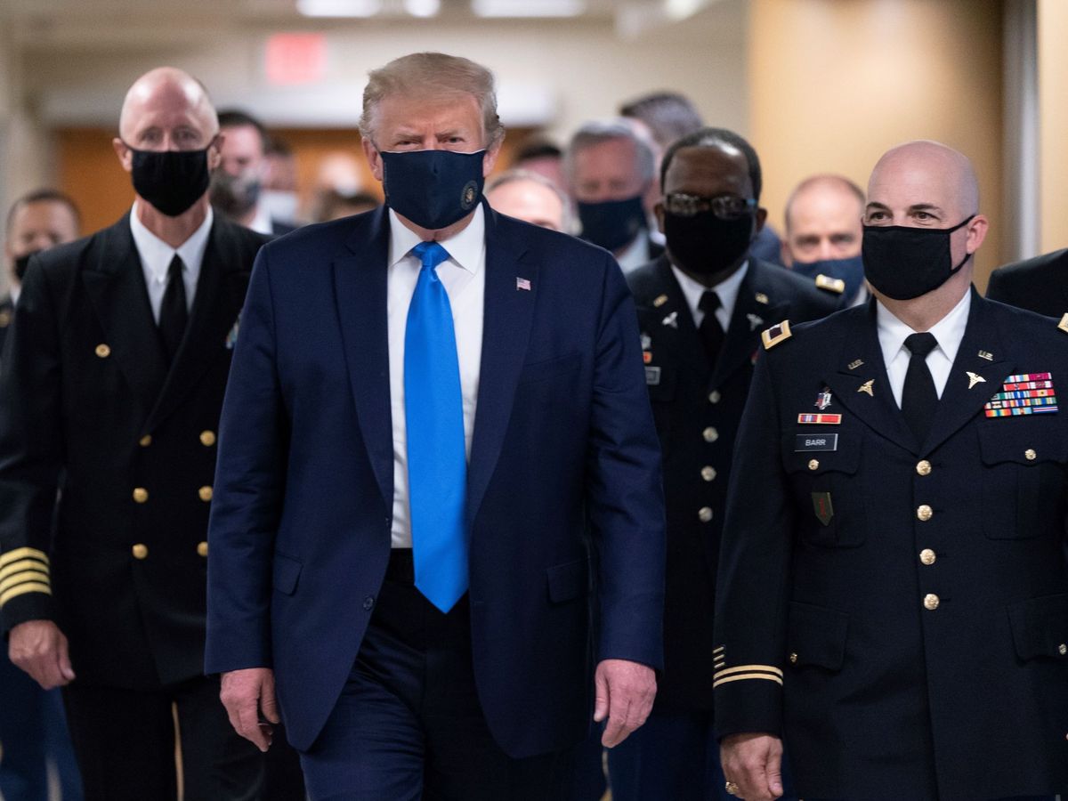 Foto: El presidente de los Estados Unidos, Donald J. Trump (C), usa una máscara a su llegada para visitar a militares heridos. (EFE)