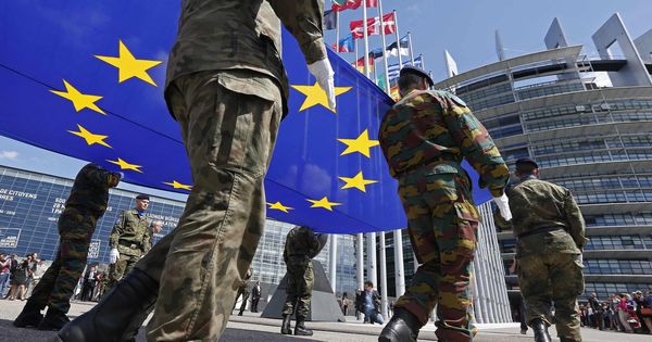 Foto: Soldados del llamado Eurocuerpo sostienen la bandera de la UE durante una ceremonia frente al Parlamento Europeo en Estrasburgo, en junio de 2014. (Reuters)