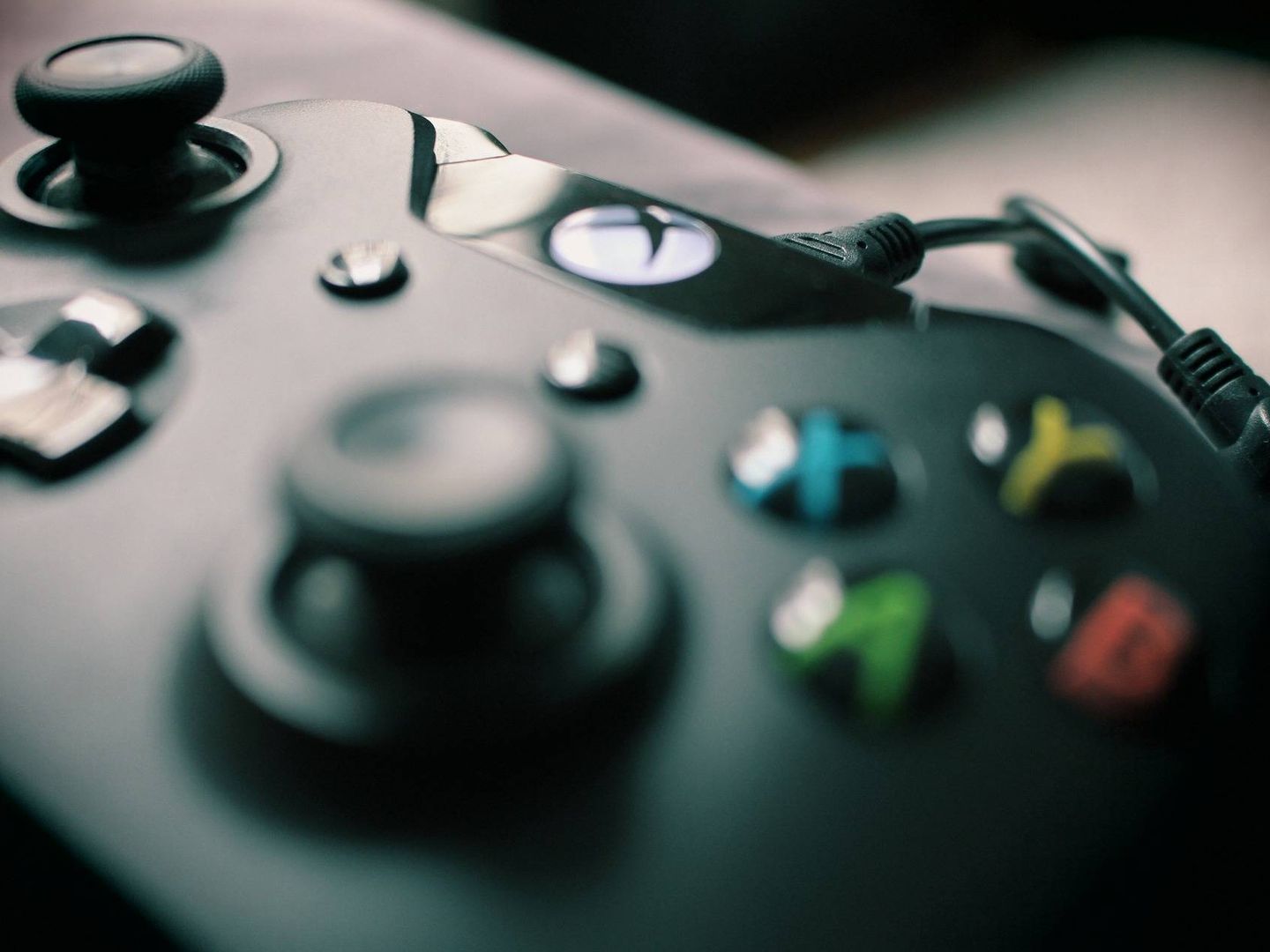 Mando de la Xbox, con el botón ídem en la parte central. (Imagen: Pixabay)