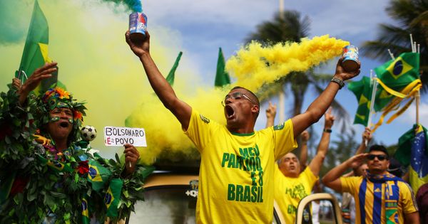 Foto: Partidarios de Jair Bolsonaro durante la jornada electoral en Río de Janeiro, el 28 de octubre de 2018. (Reuters)