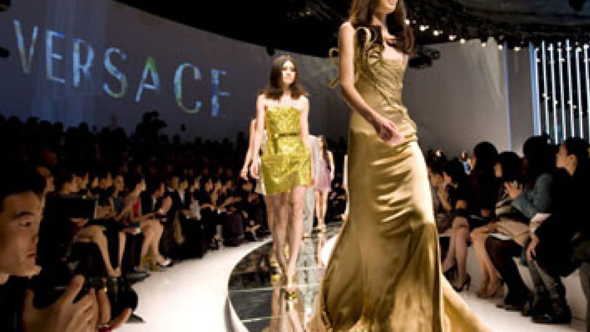 Versace 'mete la tijera' en su plantilla y suprimirá el 25% de sus puestos de trabajo