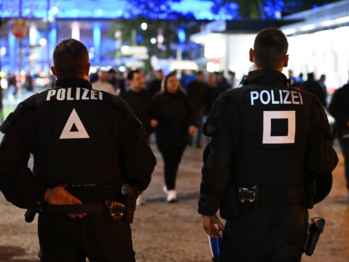 Foto: Dos policías alemanes en Berlín. (Reuters/Annegret Hilse)