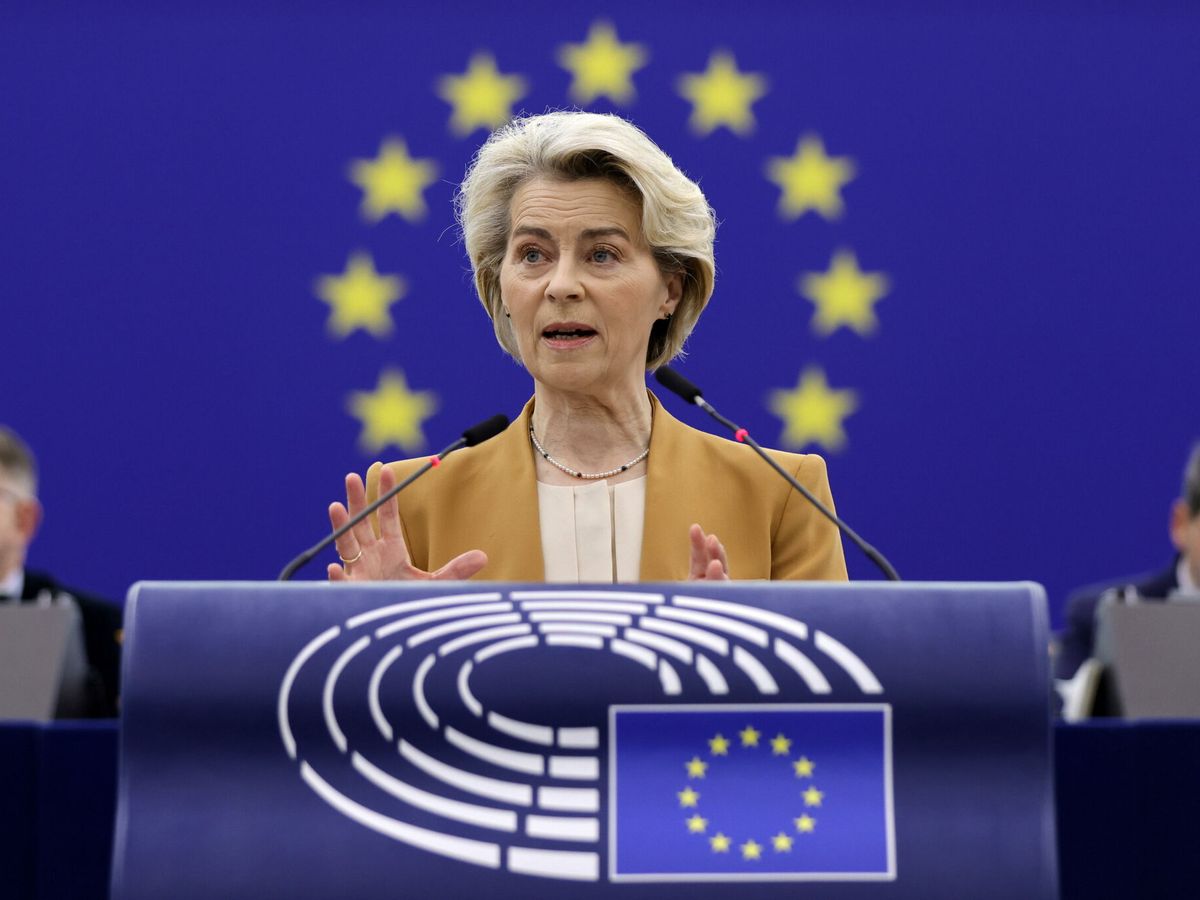 Foto: La presidenta de la Comisión Europea, Ursula von der Leyen, en su discurso ante el Parlamento Europeo. (EFE/Ronald Wittek)