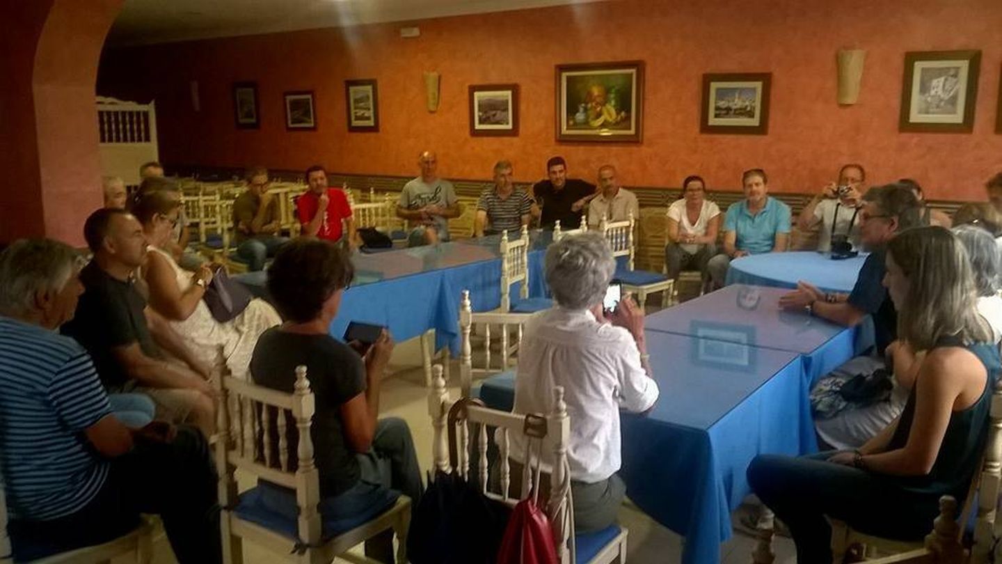 Clavero explica a amigos y vecinos las circunstancias de su detención (Plataforma Ciudadana Sierra de Cádiz)