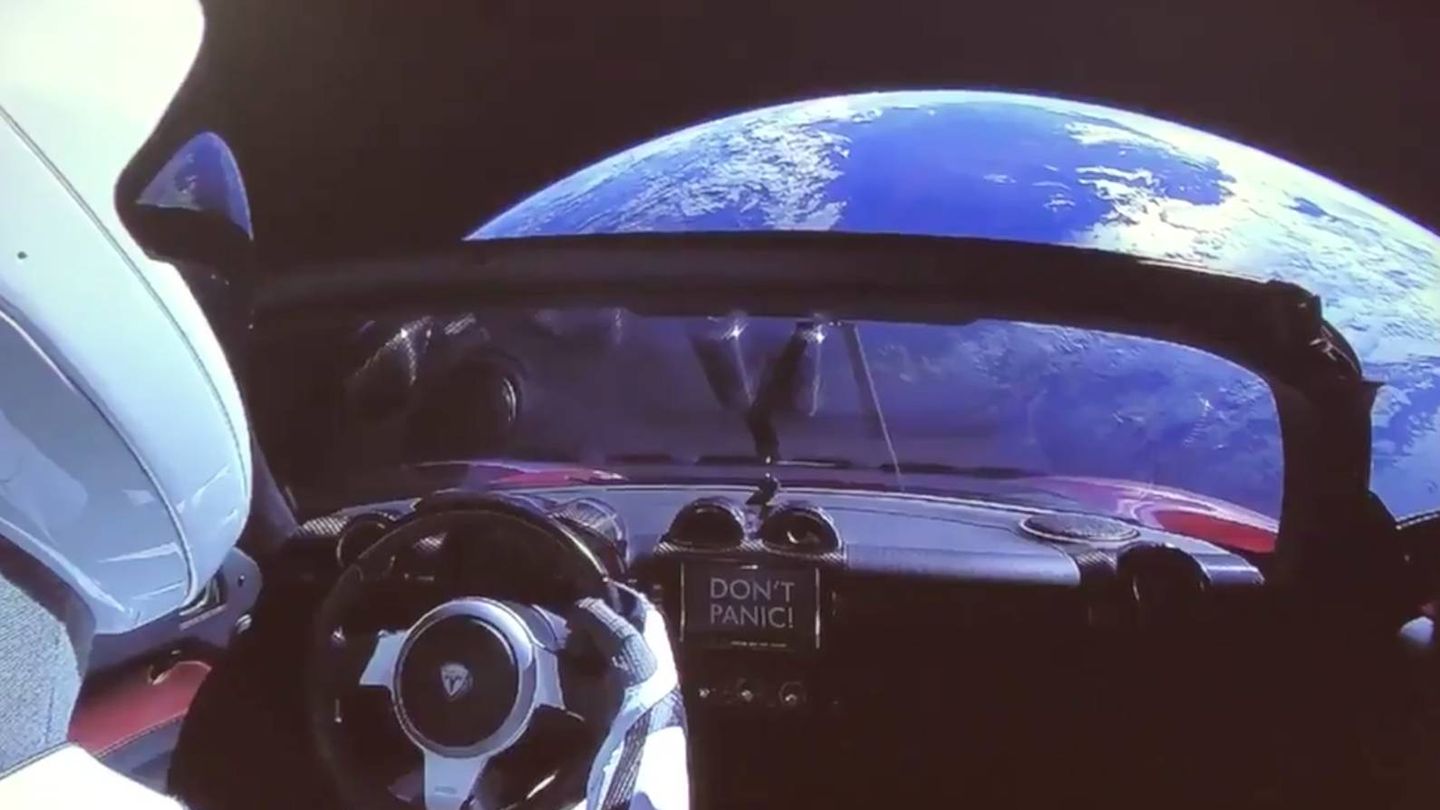 Tesla Roadster viajando por el espacio.