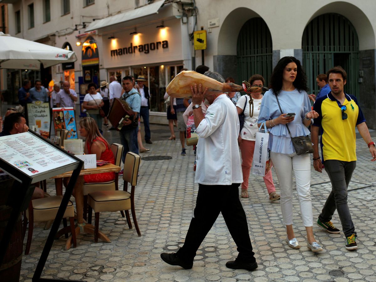 Foto: Un camarero en una de las terrazas de un bar de Málaga. (Reuters)