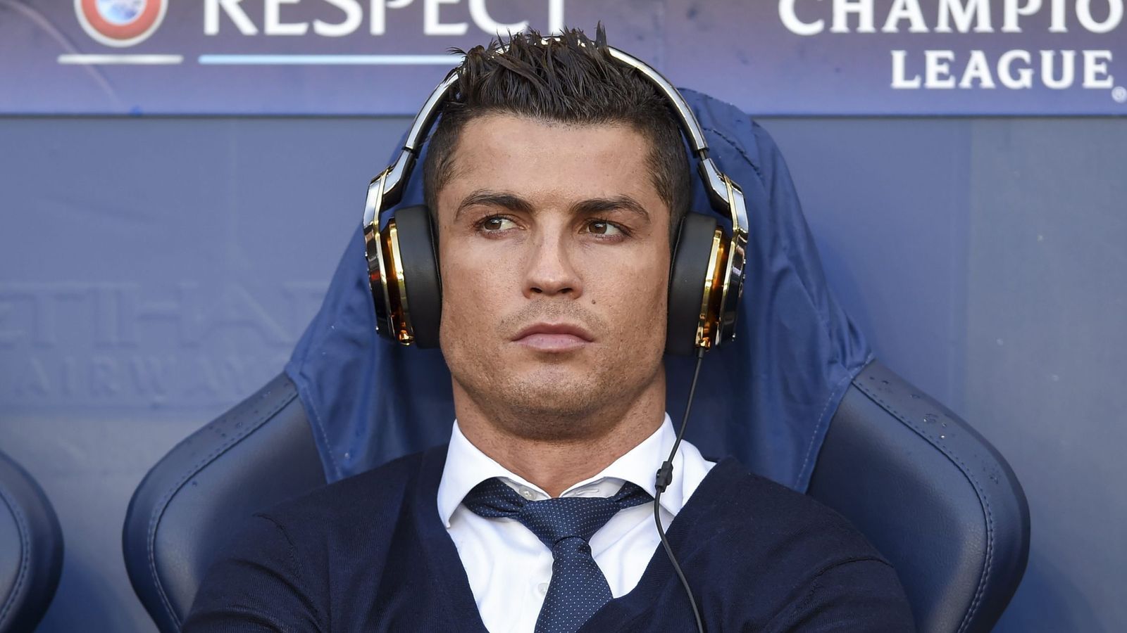 Foto: Cristiano Ronaldo, con el semblante serio, antes de que diera comienzo el Manchester City-Real Madrid. (EFE)