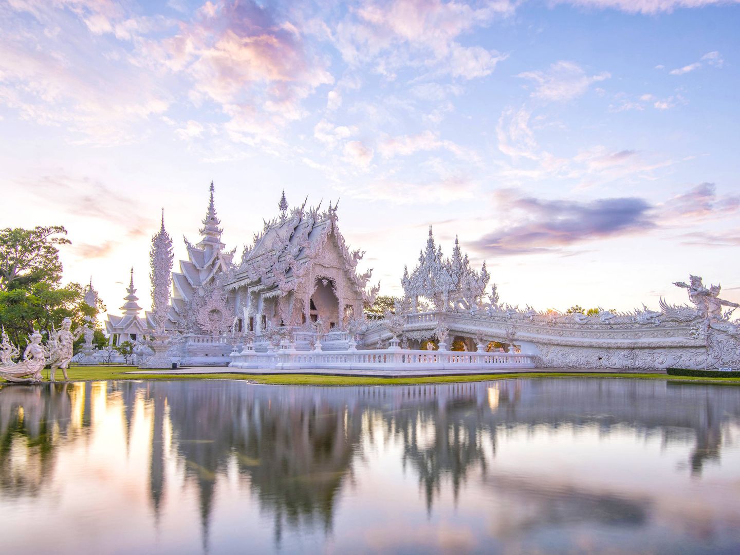 El 'Templo Blanco' (Wat Rong Khun) en Chiang Rai al norte de Tailandia (iStock).