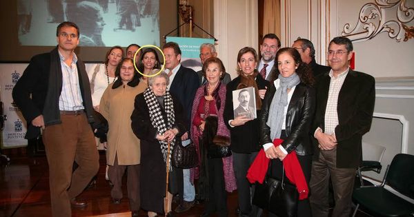 Foto: Mercedes Rajoy, en un círculo amarillo, en una foto familiar junto a Mariano Rajoy.