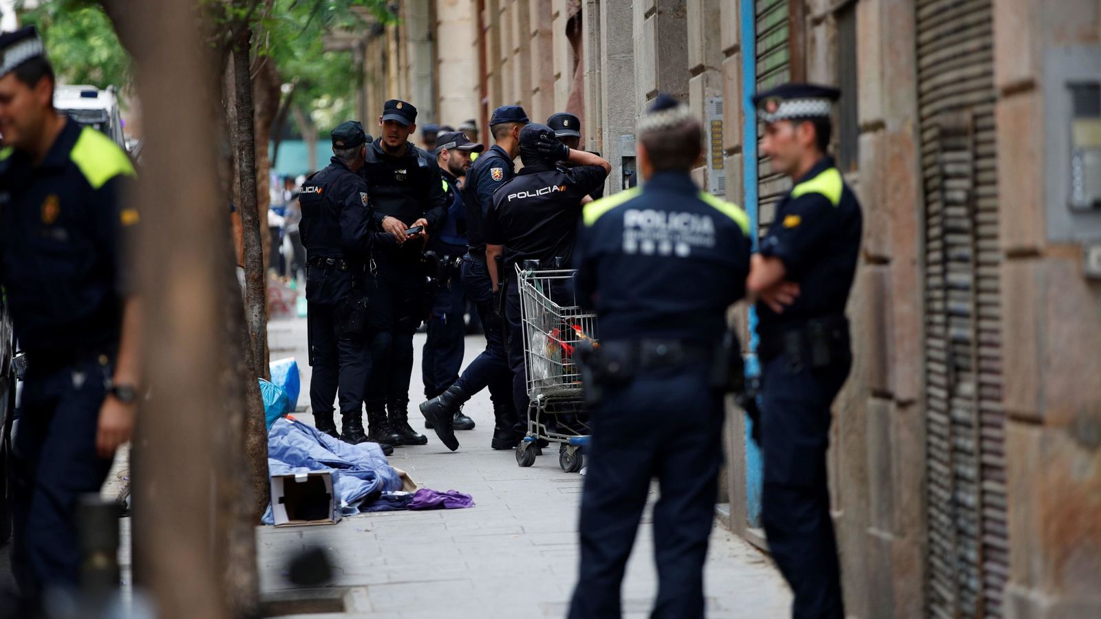Foto: Efectivos de mossos, junto a guardia urbanos y policías nacionales. (EFE)