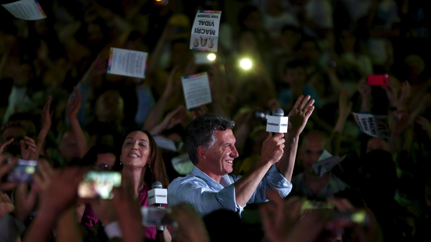 El candidato Mauricio Macri junto a María Eugenia Vidal, candidata por Buenos Aires, durante un mitin en Lanús, a las afueras de Buenos Aires. (Reuters)