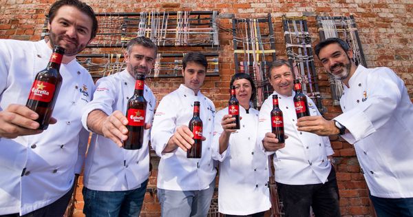 Foto: Los seis chefs brindan en el Damm Gastronomy Congress.