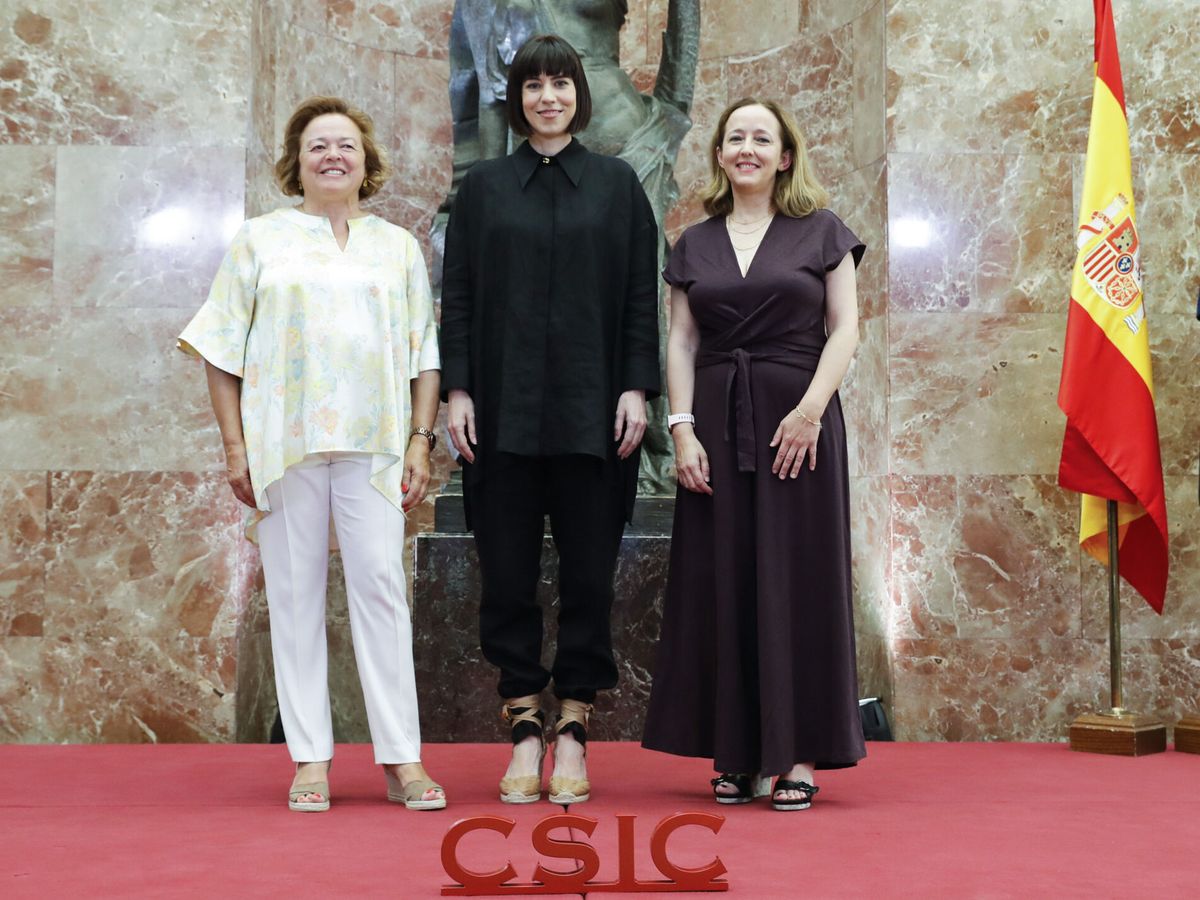 Foto: La nueva presidenta del CSIC, Eloísa del Pino (d), posa junto a la ministra de Ciencia e Innovación, Diana Morant (c), y a su predecesora, Rosa Menéndez. (EFE/ Luis Millán)