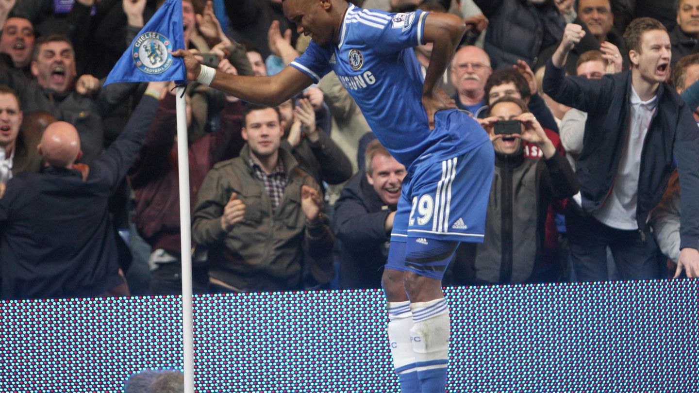 Samuel Eto'o celebra un gol fingiéndose una persona mayor. (Kieran Galvin/EPA)