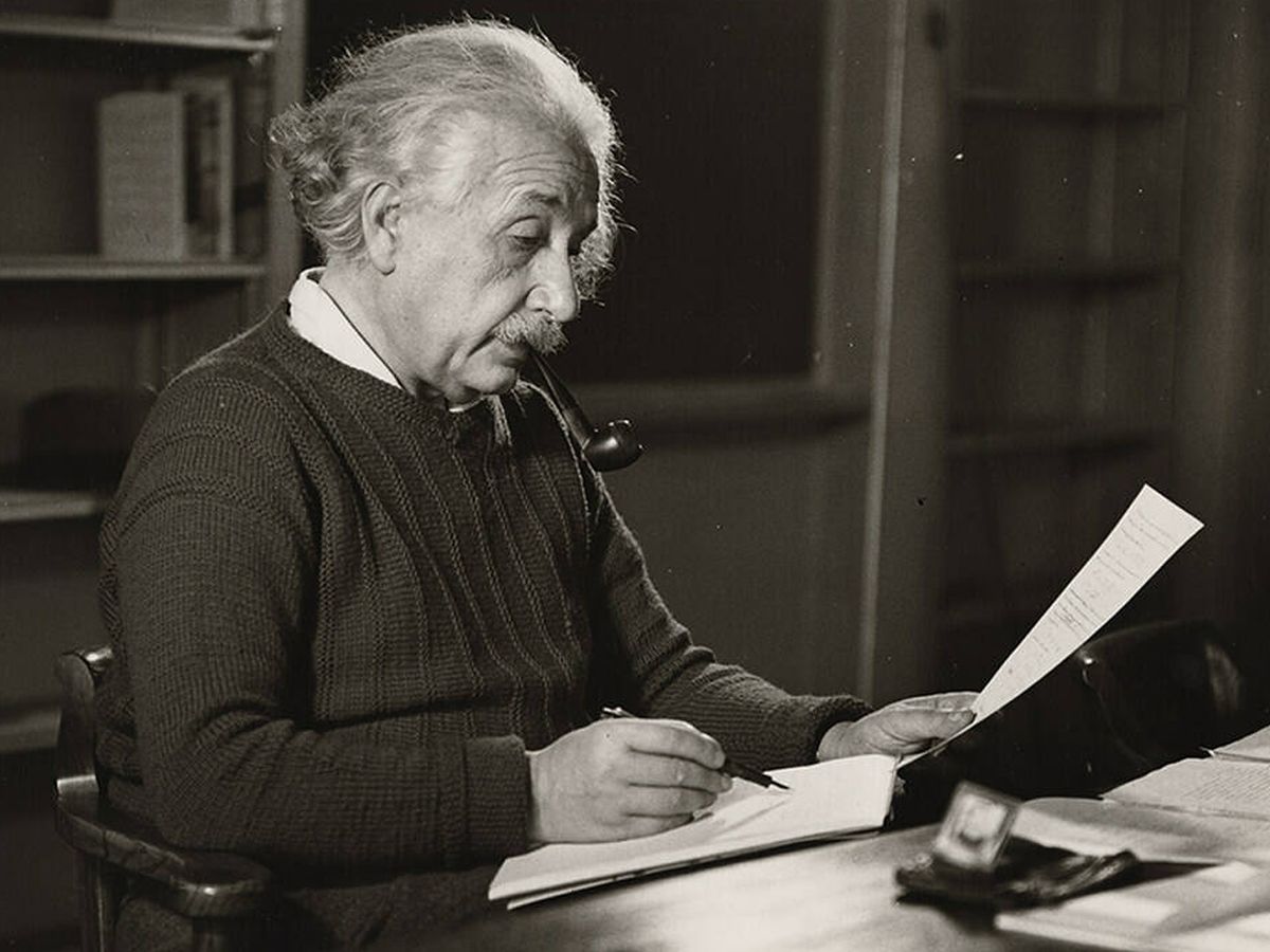 Foto: Albert Einstein, escribiendo una carta.