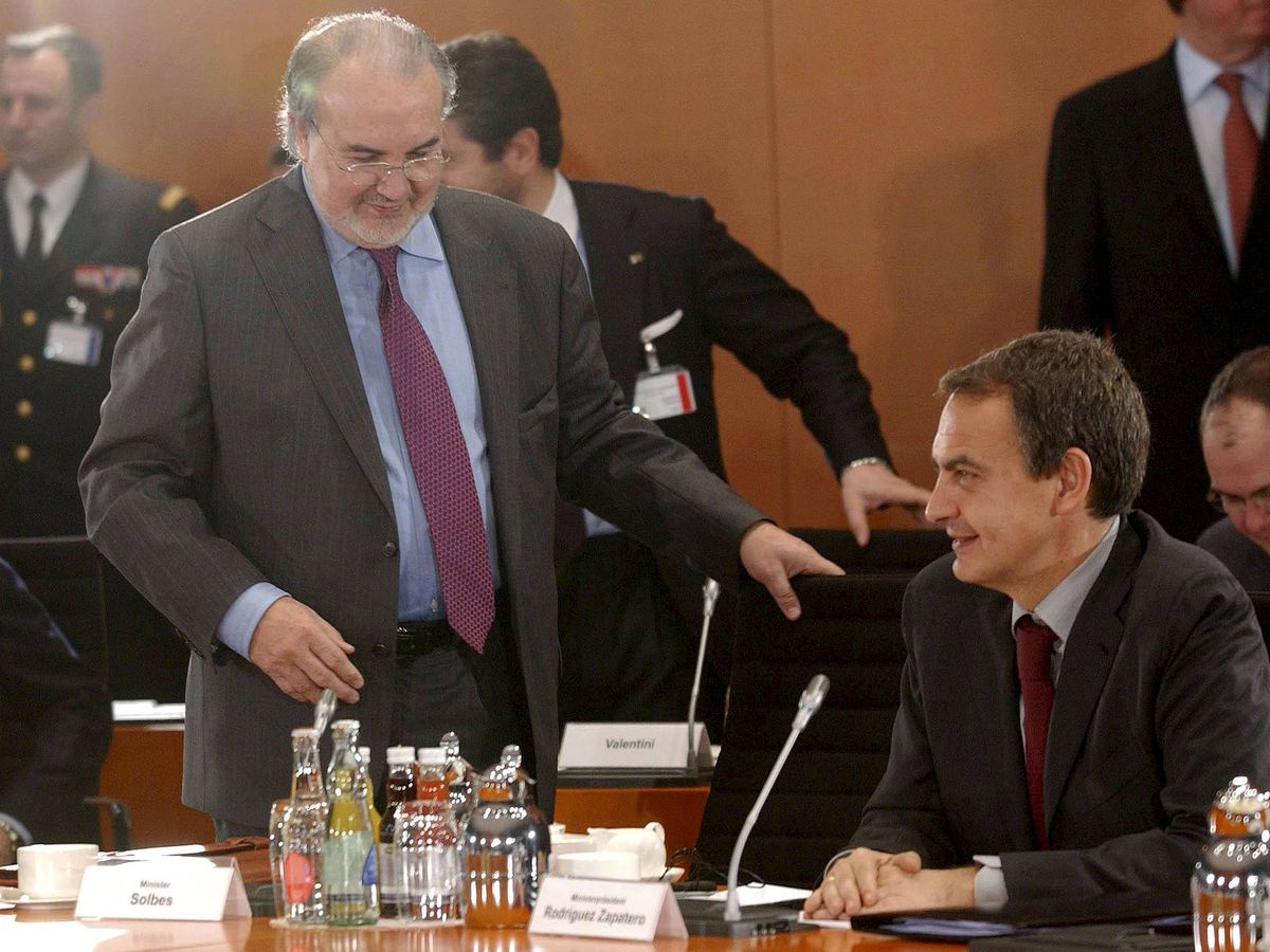 Foto: Pedro Solbes, junto a José Luis Rodríguez Zapatero. (EFE/Patricia Sevilla)
