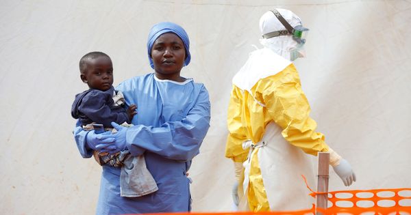 Foto: Mwamini Kahindo, una superviviente del virus del ébola que trabaja como cuidadora de bebes que han sido infectados en RDC. (Reuters)