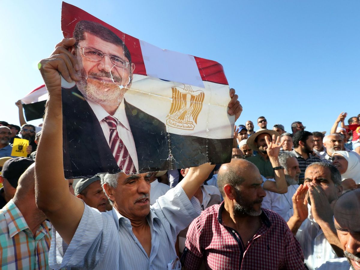 Foto: Foto de archivo de manifestantes egipcios a favor del líder de los Hermanos Musulmanes, Mohamed Morsi. (EFE)