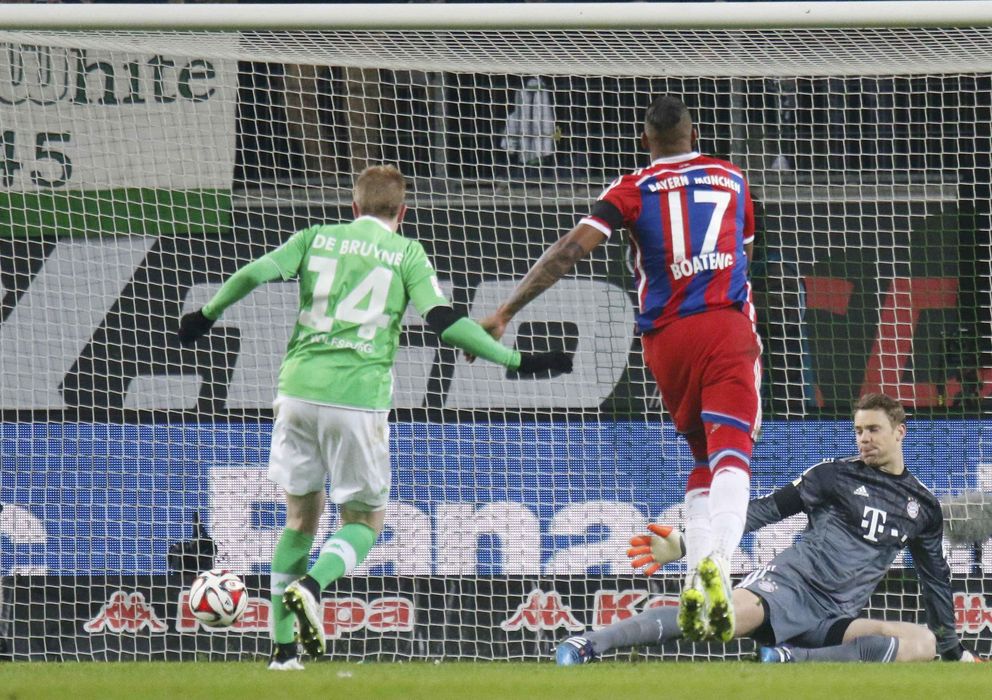 Foto: Kevin de Bruyne anota su primer gol a Manuel Neuer (Reuters).