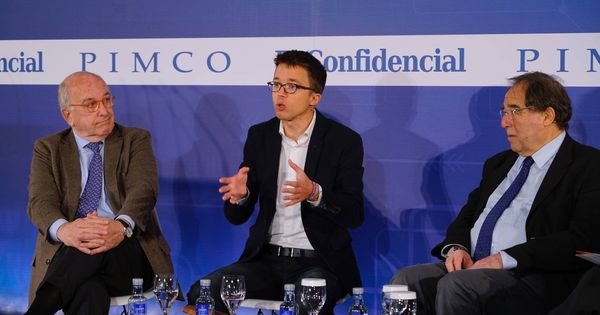 Foto: Joaquín Almunia, el secretario de análisis estratégico de Podemos, Íñigo Errejón, y el catedrático de Derecho Constitucional Francesc de Carreras. (Rulando Gil)
