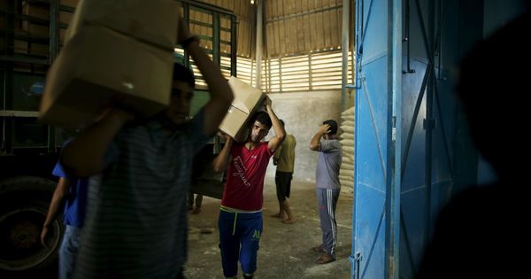 Foto: Trabajadores transportar cajas de comida en un almacén de la UNRWA en Gaza, en septiembre de 2015 (Reuters)