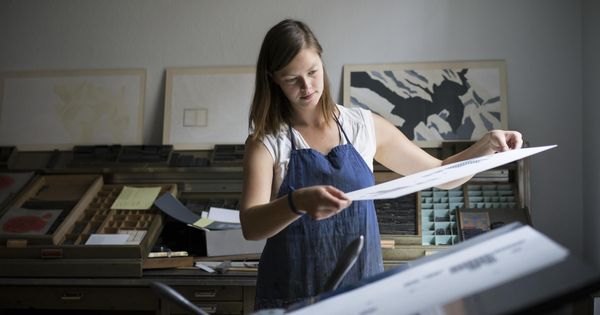 Foto: Una joven trabaja en un estudio de diseño.