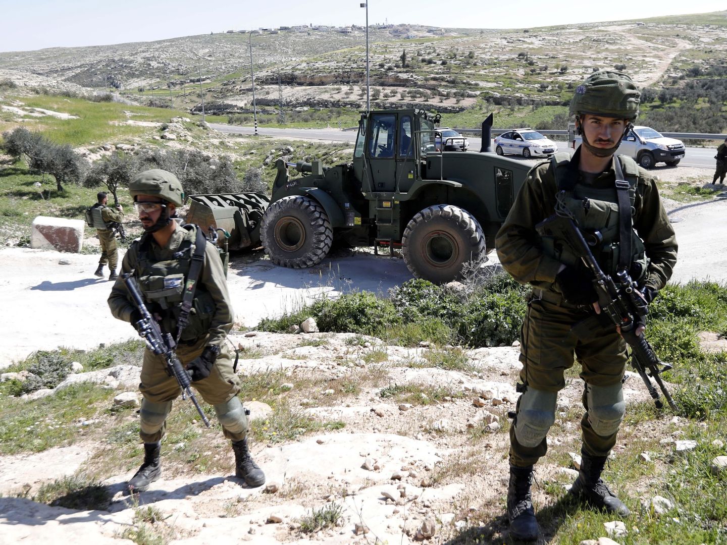 Soldados israelís bloquean la carretera al sur del Hebrón. (EFE)