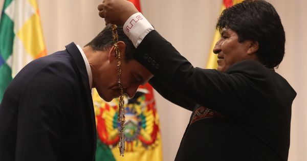 Foto: Sánchez, condecorado por Evo Morales con la Orden Nacional del Cóndor de los Andes en el grado de Gran Collar este 28 de agosto en Santa Cruz. (EFE)