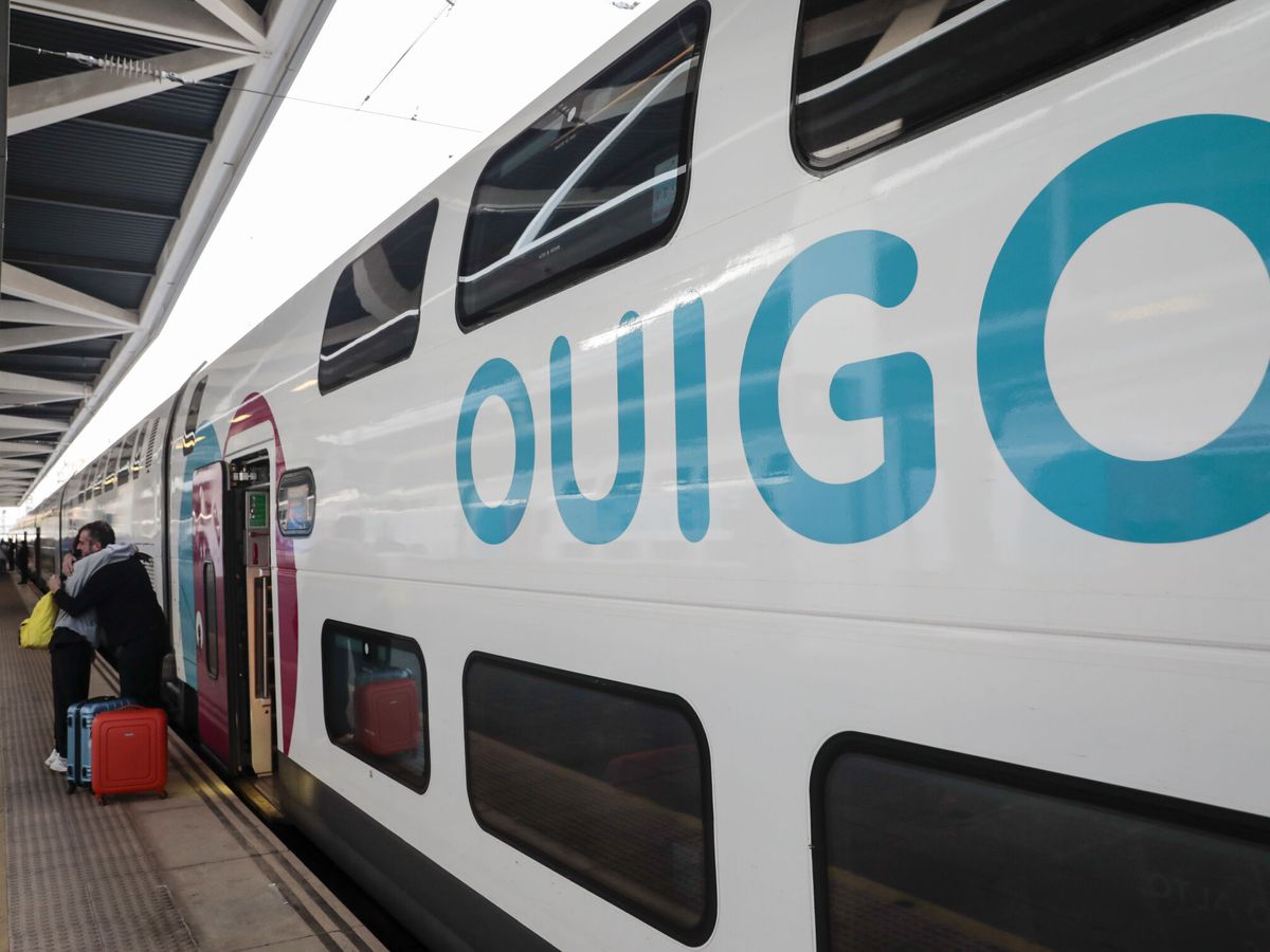Foto: Tren de Ouigo, la marca 'low cost' de SNCF que opera en España. (EFE Ana Escobar) 