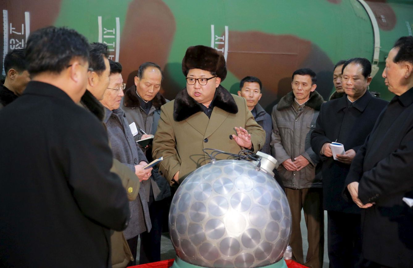 El líder norcoreano Kim Jong-un, en una reunión con científicos y técnicos que trabajan en armamento nuclear. (Foto: Reuters)