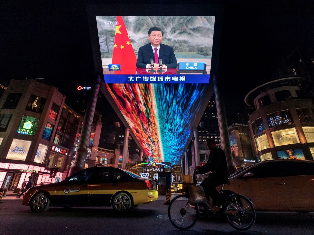 Foto: Una pantalla en Pekín retransmite un discurso de Xi sobre el G-20. (Reuters/Thomas Peter)