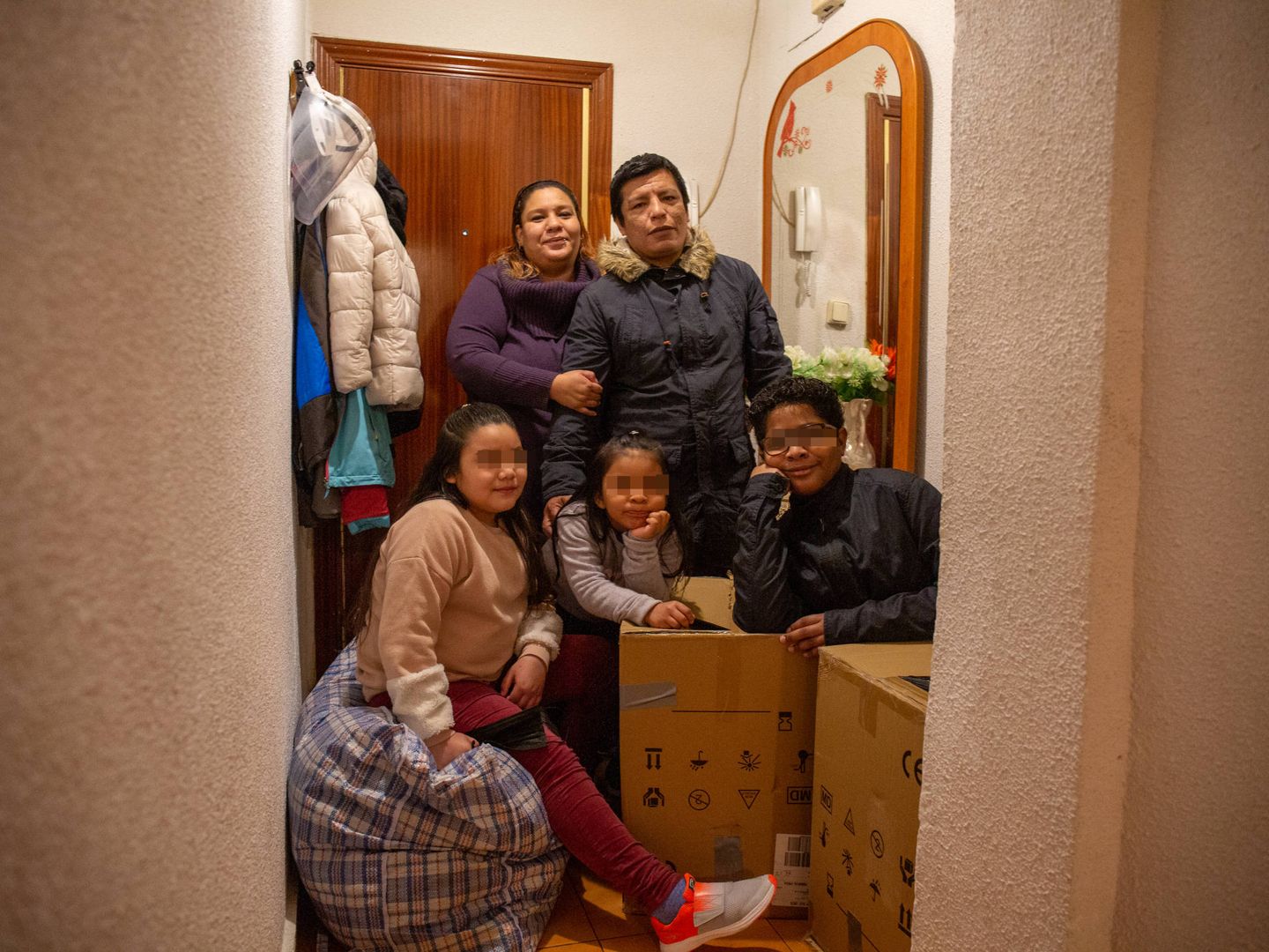 Jennifer Legua y su familia, justo antes de abandonar el bajo que habitaban en Getafe. (D. B.)
