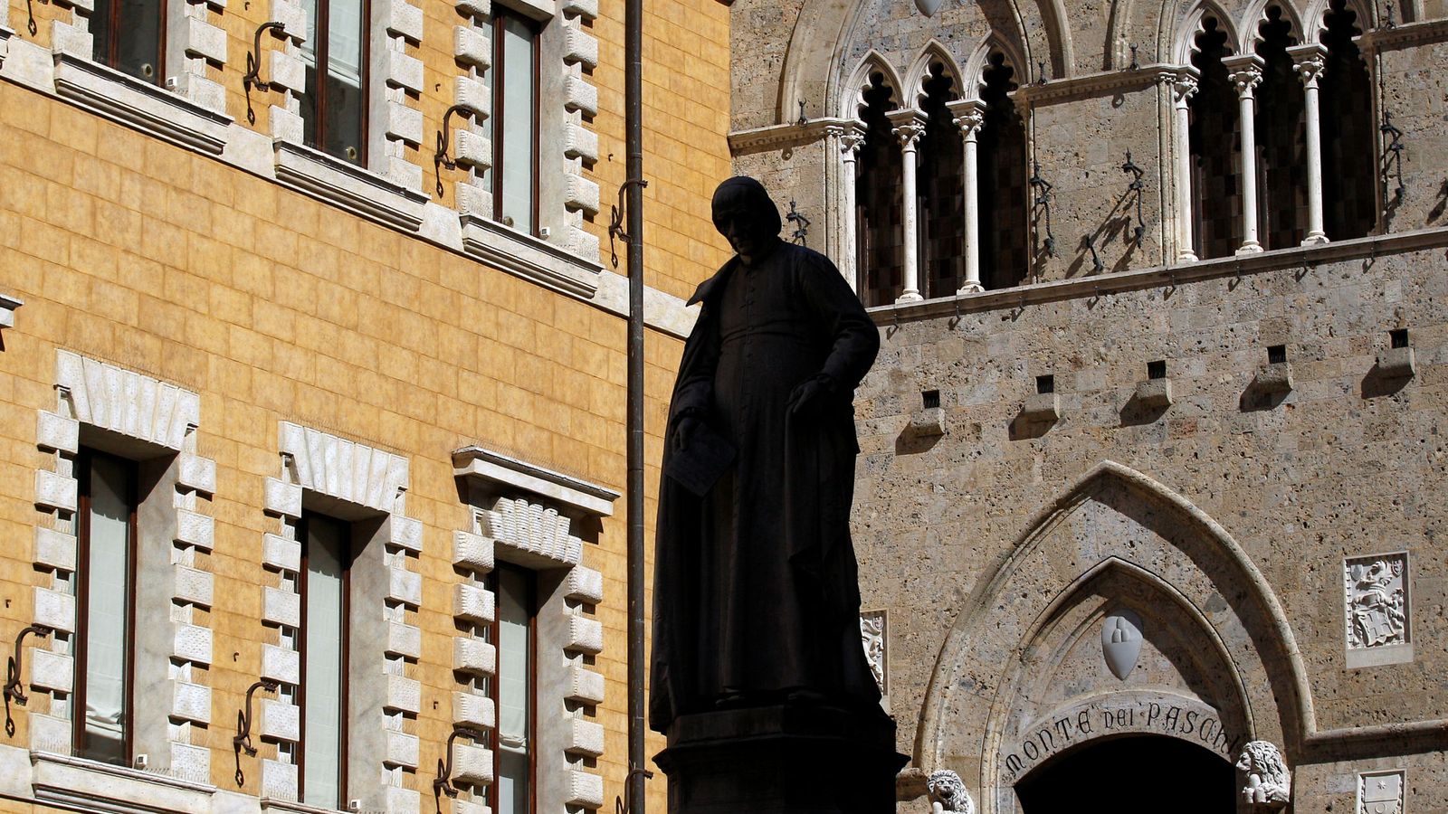 Foto: La entrada a la sede central de Monte dei Paschi, en Siena