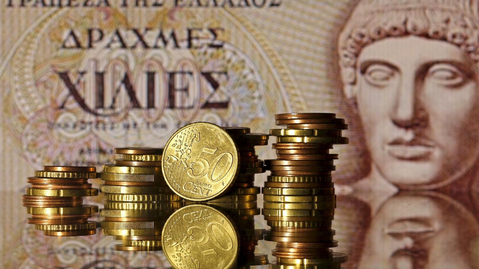 Foto: Monedas de euro delante de un billete de dragmas (Reuters)