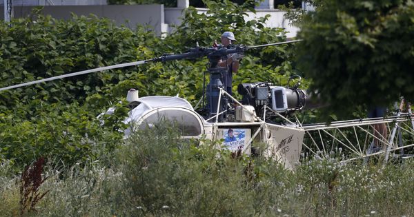 Foto: El helicóptero de la fuga, abandonado al norte de París. (EFE)