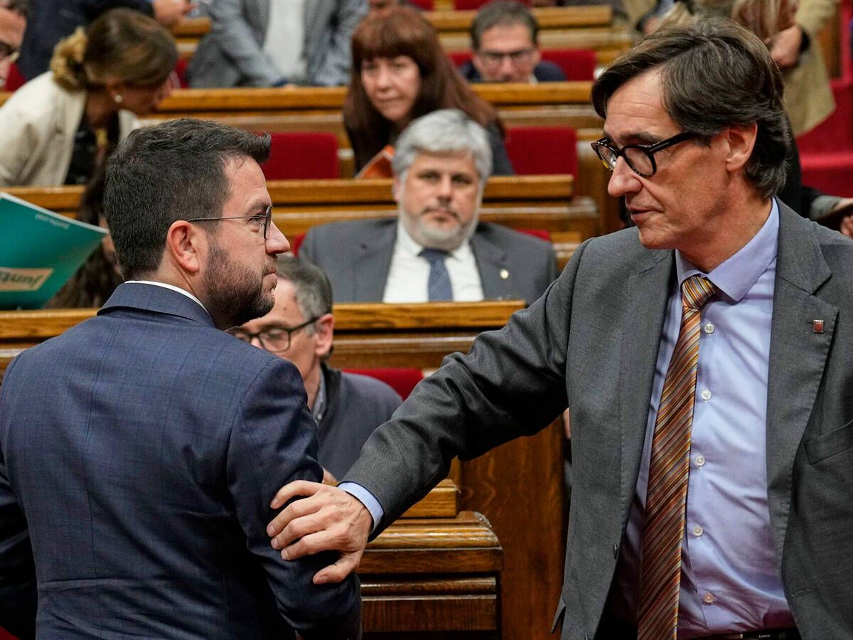Foto: Pere Aragonès y Salvador Illa en el Parlament el mes pasado. (EFE/Alejandro García)