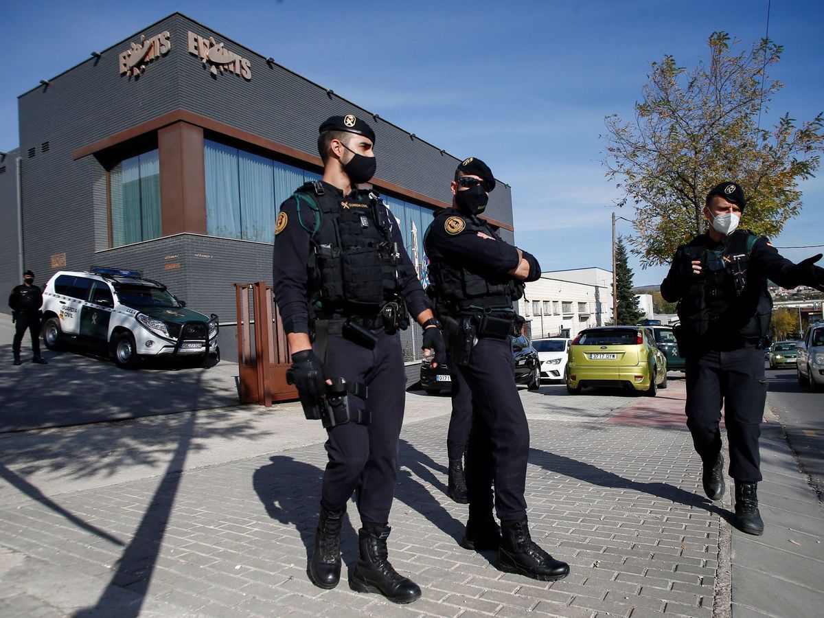 Foto: Agentes de la Guardia Civil custodian la sede de la empresa Events, en Igualada (Barcelona). (EFE)
